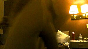 アマチュアの妻がホテルの部屋で自分のキスを受ける!
