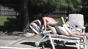 Přírodní prsa poslušné Susan skáčejí po bazénu