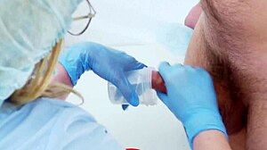 Läkarens handskar hjälper honom att identifiera en prostata-malkningssession
