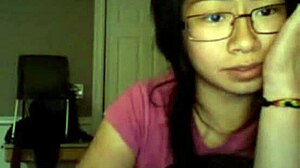 Amatör asiatisk flickvän blir stygg på webbkamera