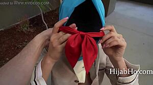 Tonåring i hijab lär sig hur man har kul