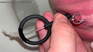 Prerezané klitoris a hra s toaletou na močenie v amatérskom domácom videu