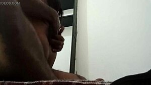 Zwarte studenten stel geniet van amateur seks in de slaapzaal