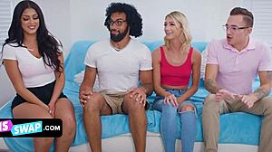 Štirje fantje se zabavajo s polbratom in sestrami v HD videu
