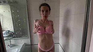 En sexy brunette tar en dusj og onanerer med sine store pupper