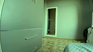 Amatörernas närbild på Leos rumpa och fötter i hemmagjord video