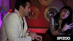 Грудастая брюнетка Дрейвен Стар играет со своими большими сиськами в жестком видео