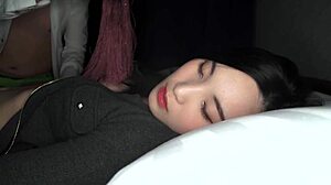 Une fille coréenne suce une grosse bite sur webcam