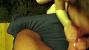 Vídeo POV da Bella Grey, adolescente, fazendo um boquete e tendo uma enorme ejaculação