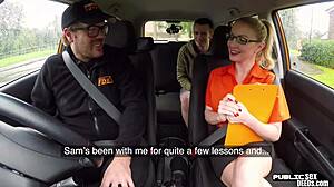 Amatör-milf med stora bröst ger sin student en handjob medan hon kör