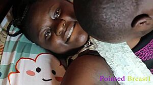 Veľká zadnica africkej baby sa necháva ošukať svojím čiernym priateľom v POV