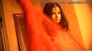 Sensuele striptease met een verbluffende Indiase schoonheid