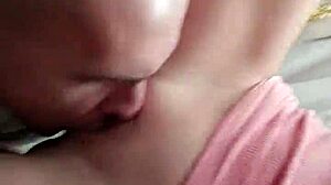 Adolescenta amatoare își ling fundul și vaginul și înghite în public