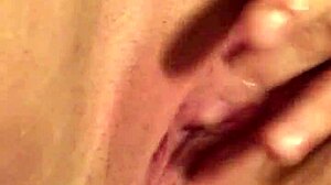 Chlap s velkým zadkem se namočí v sólovém masturbačním videu
