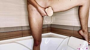 Καστανόξανθη καλλονή χρησιμοποιεί ένα dildo για να φτάσει στον οργασμό στο μπάνιο
