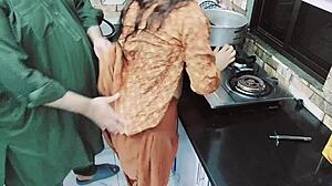 Indisk husmor groft kneppet i køkkenet med hindi-lyd