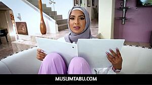 Баби Стар, мусульманская арабская красотка в хиджабе, учит своего друга Донни Рока американским традициям