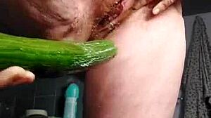 Una mujer alemana mayor se complace a sí misma con un pepino en su vagina peluda