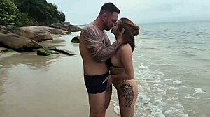 En mann og hans rødhårede elskere har et hett strandmøte