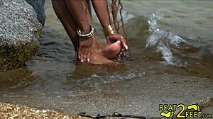 Adolescenta tânără și perversă își udă picioarele pe plajă
