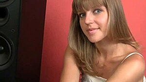 Ruská kráska Alika Finkova ukazuje svoju spodnú bielizeň a zlobí sa