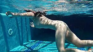 O banho sensual à beira da piscina de Sheril Blossoms leva a uma excitação intensa