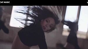 Rumänsk tonåring dansar med stor rumpa i sexig musikvideo