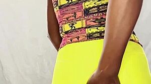 Närbild på Sylks gula strumpbyxor som avslöjar hennes sensuella cameltoe