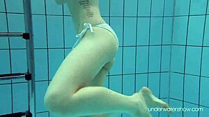 Solo pływaczka Roxalana pokazuje swoją ciasną cipkę publicznie