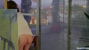 1993 की फिल्म में जूलियन मूर्स की आकर्षक प्रस्तुति