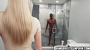Una ragazza fa un pompino in doccia al suo coinquilino