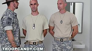 军事上的朦胧导致了严格的指挥官的激烈肛交训练
