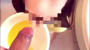 En barbert piss-smaking hendelse med en video for å dele og konsumere urin