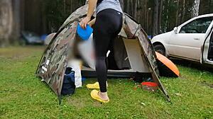 En nuestro viaje, hicimos una parada en un sitio de camping temporal donde mis atractivos pies excitaron tanto a mi hijastro que vino a mi tienda de campaña para disfrutar de ellos