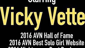 与丰满的成熟美女Vicky Vette的热辣会话,沉迷于水上游戏时间