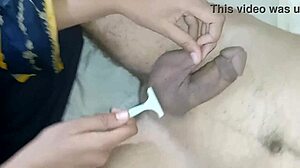 穆斯林女人用剃光的生殖器和大屁股挑逗和取悦黑人