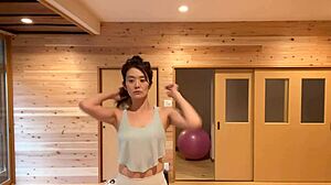 Dulce instructora de yoga de Japón