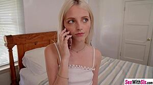 La petite adolescente blonde Kate Bloom s'engage dans une conversation sexuelle hardcore