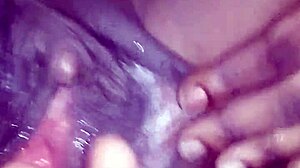 Una joven adolescente negra recibe caricias en su coño en un video de alta calidad