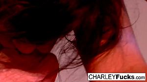 感性的棕发女郎Charley享受着足交和自然的乳房